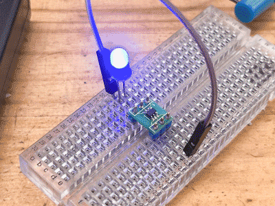 LED开始有规律地闪烁